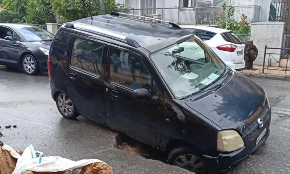 Κακοκαιρία στην Αττική: Αυτοκίνητο έπεσε μέσα σε τρύπα στα Άνω Πατήσια